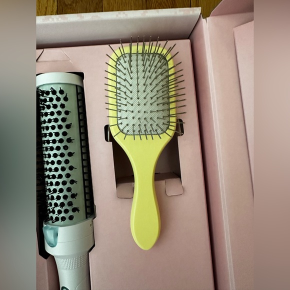 MANE by MANE ADDICTS 
Body Builder Medium Hot Round Brush Hair Set Hair Dryer - Picture 11 of 15
